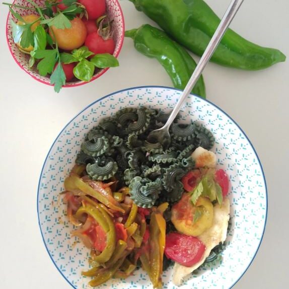 Pâtes-à-la-spiruline-sauce-poivrons